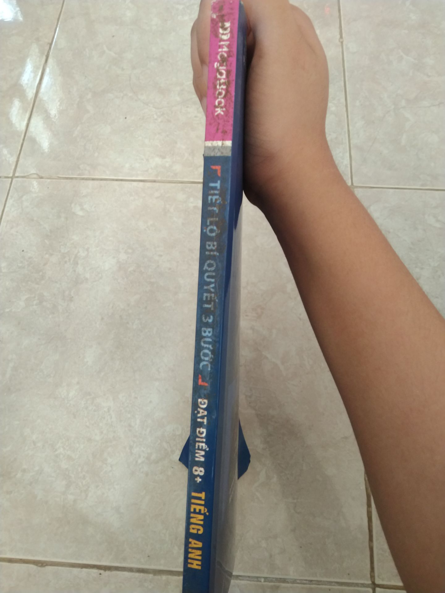 lần đầu tiên mua trên tiki mà thất vọng vậy, gáy sách siêu bẩn như nhúng bùn, góc sách thì móp, vỏ hộp đóng gói chắc chắn, không bị hư hại nên chắc chắn là do bên shop chứ không phải do giao hàng