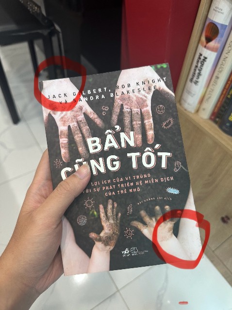 Hai trong ba quyển giao cho mình bị cũ và bẩn quá trời bẩn :( như sách cũ lun.
Cụ thể là 2 quyển : *** tía và bẩn cũng tốt ( bẩn thiệt )