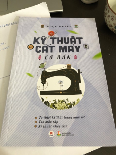 Ultr tiki giao hàng siêu nhanh rồi, shipper cũng rất nhiệt tình dêz thương nữa. Về sách thì rất nên mua đặc biệt cho những ai tự học vì viết rất dễ hiểu, mình cũng cân nhắc mãi nhưng mua rồi thấy rất đangs.