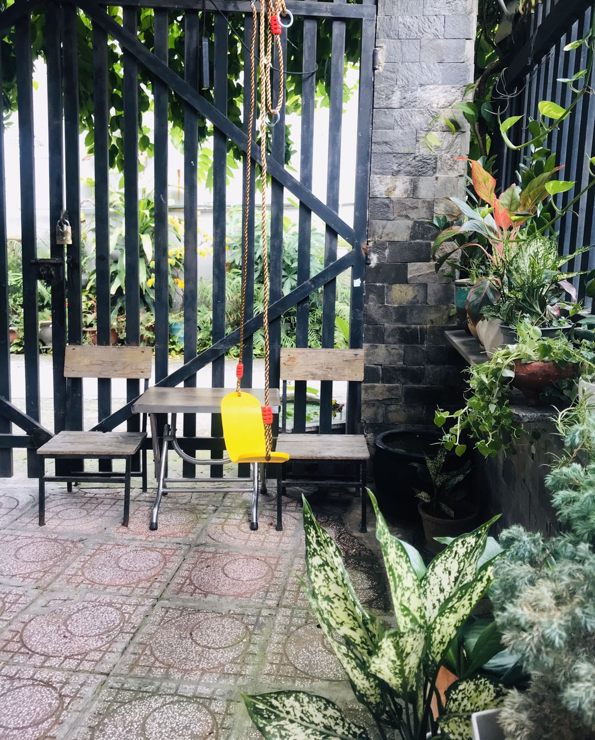 Cứng cáp đẹp ngoài mong đợi nhé shop. Tuy đặt xanh giao vàng nhưng vẫn tặng shop 5 sao vì chất lượng ok và giao khá nhanh. Bé rất thích!