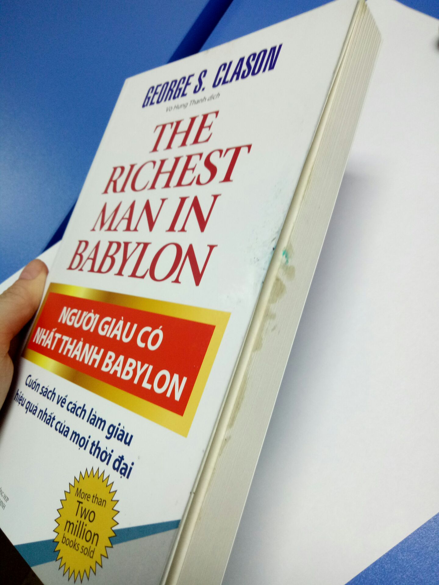 Đơn hàng của tôi có 3 sản phẩm nhưng trong đó 1 quyển "Người giàu có nhất thành Babylon" như bị hóa mỹ phẩm gì đó đổ lên, vừa bẩn vừa mùi rất nồng, ngay cả hộp giấy đựng hàng cũng nồng nặc mùi. Cuốn "Phi lý trí" thì gãy cả bìa. Tôi cũng đặt mua hàng tiki mấy lần chưa lần nào trải nghiệm tệ vậy. Giờ tôi muốn liên hệ đổi trả sách thì ntn? Còn 1 đơn sách nữa tiki chưa giao cũng nơm nớp lo. Chỉ đánh giá được 3 sao cho dịch vụ giao hàng nhanh
