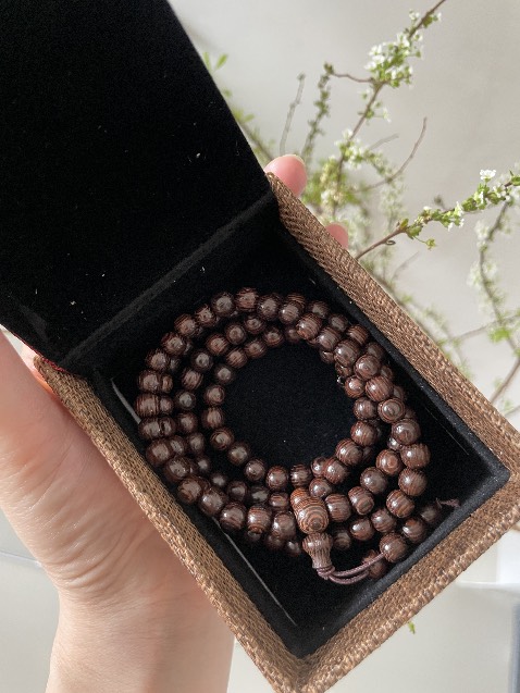 Hộp đựng được thiết kế cẩn thận.
Vòng đeo vừa tay.