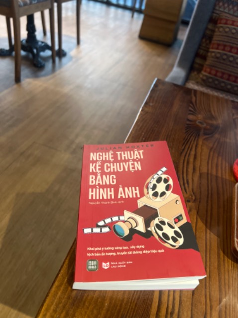 Tiki giao nhanh, rất hài lòng

Sách trình bày rõ ràng, mạch lạc và dễ hiểu, phù hợp với những độc giả muốn tìm hiểu cơ bản về nghề biên kịch phim.
Tuy nhiên, cần xem lại phần copy, có vài vấn đề cần fix cho những lần tái bản sau:
- Các headline nhảy chữ không hợp lý
- Lặp từ, sắp xếp câu vài chỗ lộn xộn
- Lỗi chính tả

Một quyển sách dành cho những người kiếm sống bằng con chữ thì khi đọc khá khó chịu.