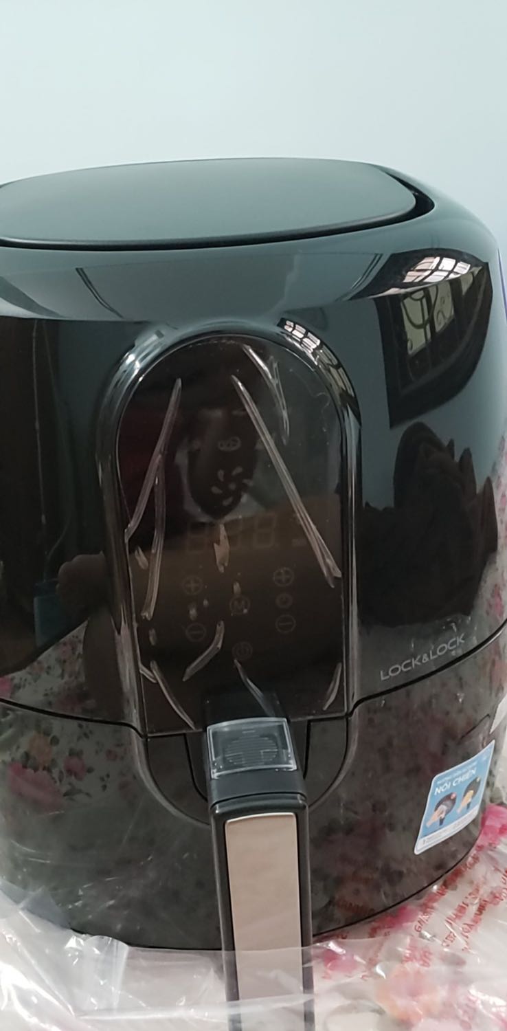 Mình định mua làm quà mà tiki giao chiếc nồi trầy xước, màu sơn không đều, gọi lên tổng đài để đổi trả hàng và lưu ý là quà tặng để bên kiểm hàng cẩn thận hơn, vậy mà đợi chờ cả tuần nhận được chiếc nồi còn tệ hơn, nứt mẻ cũ kĩ như nồi đã qua sử dụng còn hôi mùi nhựa tái chế. Quá thất vọng với cách làm việc của Tiki. Mong cty xem lại chất lượng hàng hoá trước khi bán cho khách.