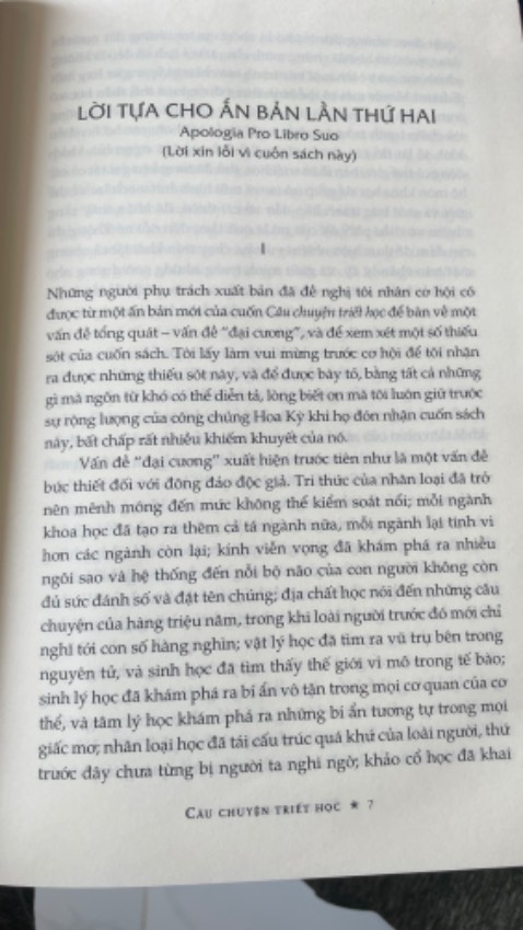 Sách siêu đẹp, giấy ngà, bìa chắc chắn. Mới đọc lời tựa của tác giả đã thấy cuốn hút. Phần dịch thì ban đầu đọc hơi trúc trắc khó hiểu nhưng càng về sau càng mượt hơn. Ban đầu thì mình nghĩ do người dịch nhưng khi xem bản gốc mới thấy văn phong của tác giả cũng hoa văn, câu viết lồng nhiều ý nên khá khó dịch. Chưa kể cần phải có kiến thức chút về triết học, lịch sử mới hiểu được. Anyway, bản dịch này dịch toàn văn không cắt xén. Nếu ai vốn tiếng Anh tốt có thể so thêm với bản gốc.
