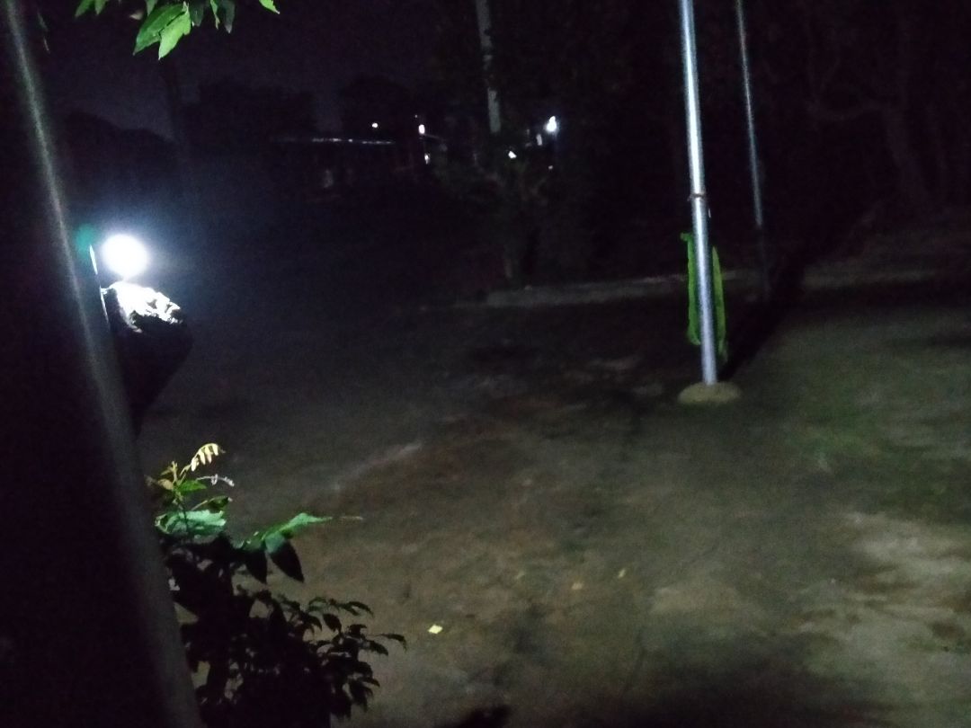 Nhận hàng hồi sáng đến tối mới *** đc đèn cũng khá là sáng để càng cao độ phủ càng lớn còn về độ bền với khả năng sạc điện từ ánh sáng Mặt Trời thì chưa rõ tóm lại rất tốt trong tầm giá Nhận hàng hồi sáng đến tối mới *** đc đèn cũng khá là sáng để càng cao độ phủ càng lớn còn về độ bền với khả năng sạc điện từ ánh sáng Mặt Trời thì chưa rõ tóm lại rất tốt trong tầm giá