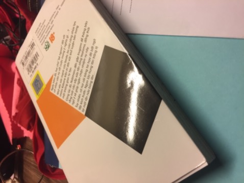 Bọc bookcare để không móp góc cuối cùng vẫn móp và hằn thêm vết bookcare 
Mấy cuốn trước không sao lần này lại dính trang với nhau lấy ra thích rách🙃