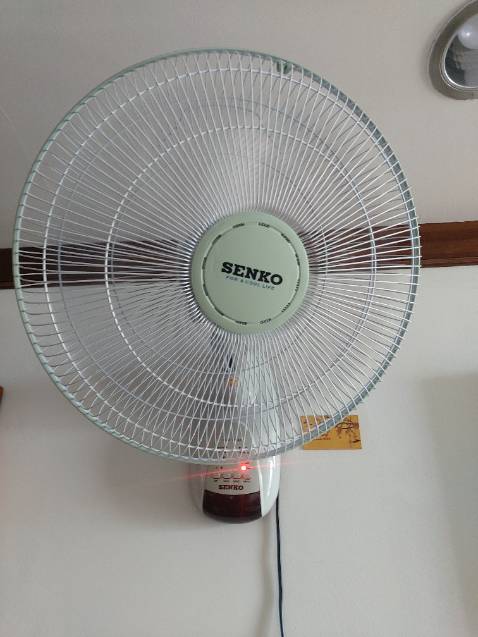 Giao hàng nhanh, đóng gói đẹp, cẩn thận . Đúng như QC. Ngon lành cành đào. Có điều kiển rất nhạy, kèm 2v pin mới tinh chưa bóc bì. Máy chạy êm, mạnh mẽ, đầy đủ chức năng : hẹn giờ, xoay đảo chiều, 3 kiểu gió tùy chọn. Máy đẹp lung linh. Có giấy bảo hành luôn.Shop dễ thương lắm. Rep nhanh, lịch sự. Kèm lời cảm ơn viết tay ,trên cả Tuyệt vời. Không nhiều shop làm được, có chăng tờ thư nhỏ cảm ơn chỉ được in ra, đằng này... Rất có tâm. Rất cảm tình. Sẽ tt ủng hộ shop nữa.