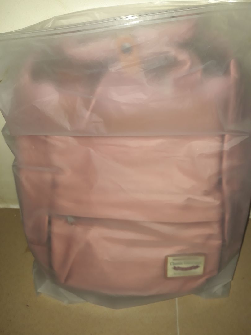 Mọi thứ ok, mình rất thích balo chống nước và nhiều ngăn tiện lợi nữa. Tuy Mặt trước balo bị nhăn á cho nên chưa trọn vẹn lắm. Chỉ vậy thôi hihi