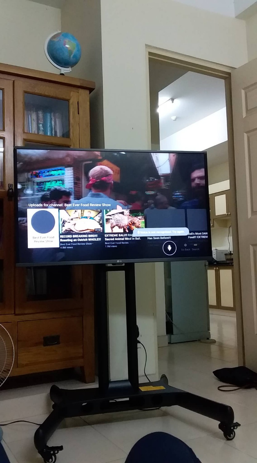 Thay vì mua thêm 1 tivi & một kệ nữa thì mình quyết định mua kệ di động này để đẩy đi các phòng. Kệ rất đẹp và chắc chắn, nhìn TV cũng sang hẳn. Rất đáng tiền, tiết kiệm được 1 khoảng + nhà cửa gọn gàng hơn.