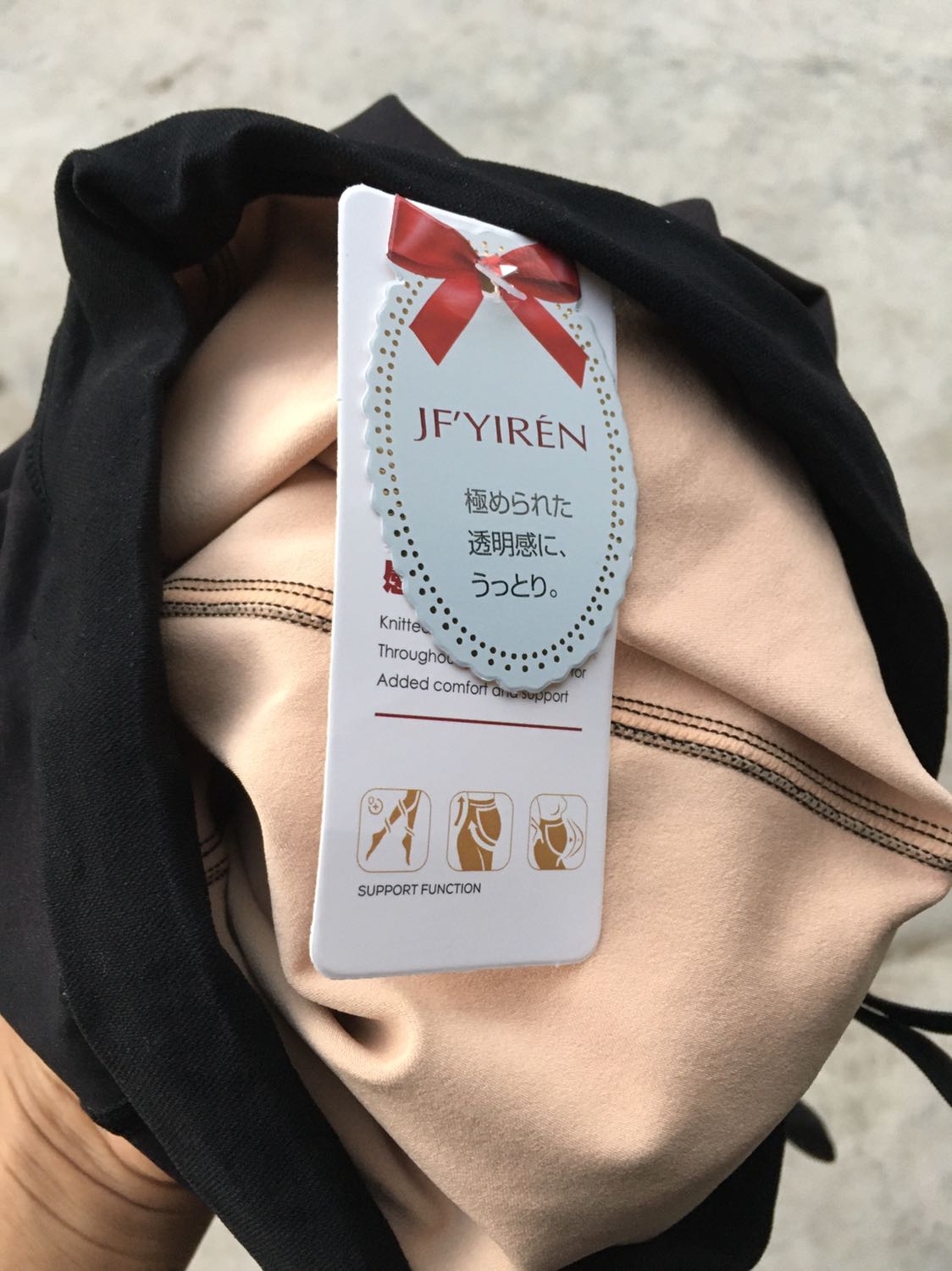 Quần dày vừa phải. Chất liệu phù hợp với giá tiền