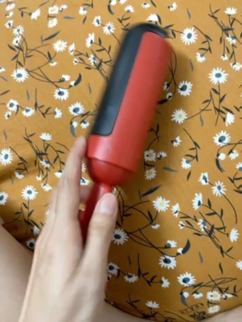 nhỏ gọn, đơn giản, rẻ mà lại khá hiệu quả. mình nuôi *** cỏ lông ngắn, vừa lắc qua lắc lại xíu trên giường là thấy gom được kha khá không và bụi mịn nha. rất tốt