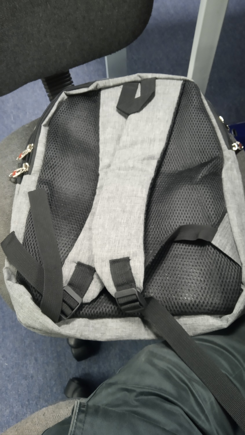 Mình hài lòng về sản phẩm này, mẫu mã bắt mắt, để được laptop 15 inch, có hai ngăn, nhưng không có túi nhỏ ở hai bên để đựng bình nước.
Còn chất lượng thì phải dùng  một thời gian mới rõ.