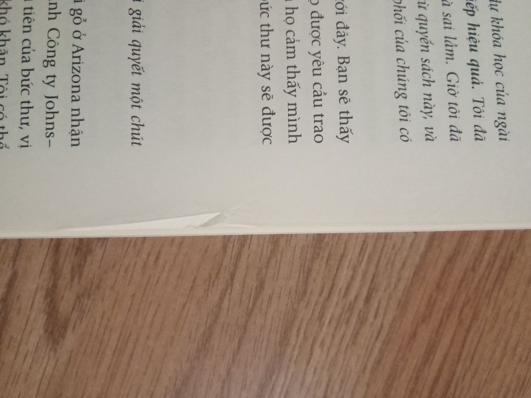 Nội dung không cần phải bàn.
Bao gói hơi kỳ, nhưng sách nguyên vẹn không móp méo trầy xước. Giấy mịn, đường cắt tương đối. 
Bookcare không tỳ vết. 
Hơi có lỗi giấy một chút, nhưng đây là lỗi thường gặp và khá nhỏ nên bỏ qua được.