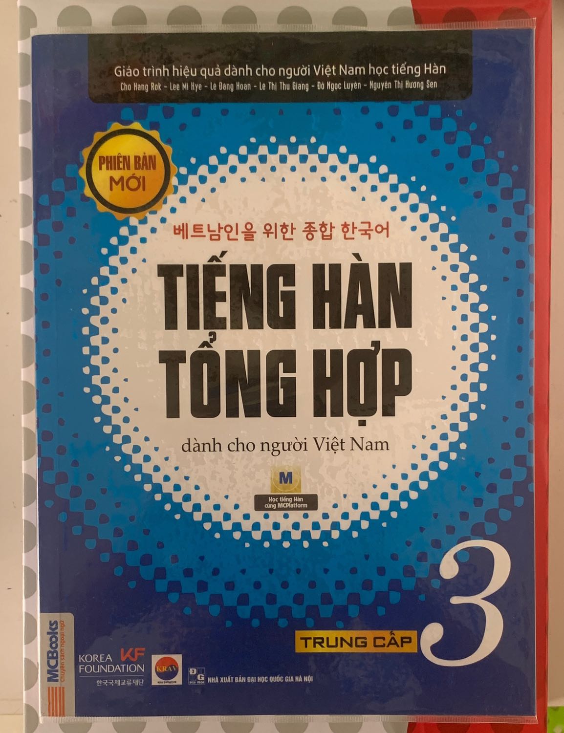 Sách được bọc Bookcare rất cẩn thận, gáy và mép còn nguyên, không bị lỗi in và nhìn rất mới nữa! Mình cứ tưởng đến tuần sau mới có sách mà ai dè Tiki giao nhanh quá trời nhanh luôn!