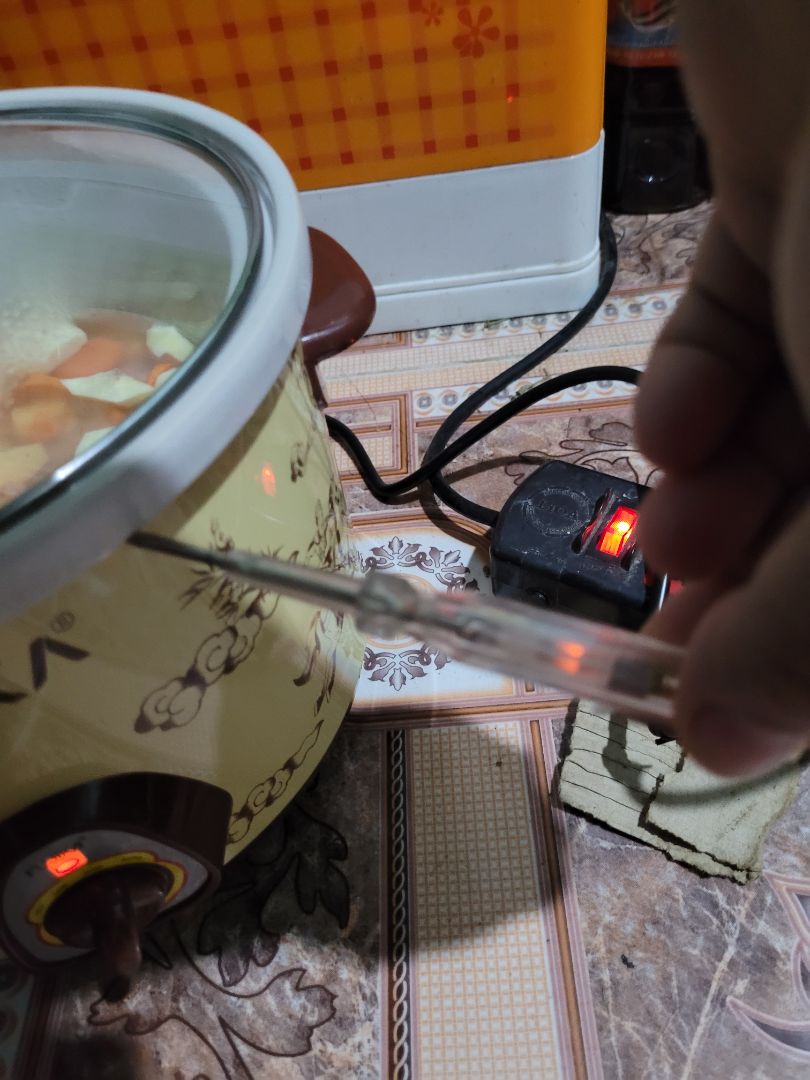 nồi nhìn đẹp, vỏ nồi sờ vào thấy rân rân nhẹ, tăng tăng nhẹ tay, lấy bút thử điện thấy có điện sáng ở bút thử. hỏi shop shop kêu bình thường? tiki làm trọng tài xem sao? nên xử lý thế nào tiki? vậy là bình thường hay bất thường, khách hàng hơi sợ điện giật quá? tiki hay hãng sản xuất giải thích nhé?