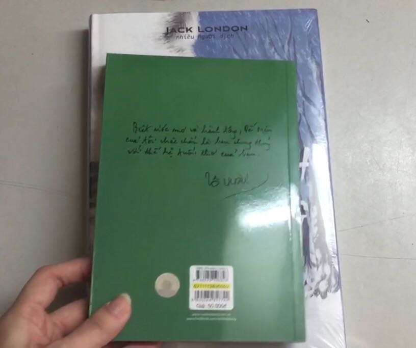 Về nội dung, không quá chút nào khi nói Tô Hoài là khai mở với nhiều đóng góp to lớn cho nền văn học thiếu nhi Việt Nam. “Dế mèn phiêu lưu ký” được biết đến như tác phẩm tiêu biểu nhất của ông. Với lối hành văn sáng tạo, khéo léo nhưng không mất đi nét hồn nhiên, mộc mạc, trong “Dế mèn phiêu lưu ký” Tô Hoài đã khắc hoạ nên thế giới đồng quê, nơi các loài vật, côn trùng tồn tại, sinh hoạt như thế giới loài người với đầy đủ các tập tục, nếp sống, văn hóa riêng, được miêu tả đầy sinh động, hấp dẫn. Thông qua đó thể hiện cái nhìn nhân văn về con người, lồng ghép các giá trị, bài học giáo dục đầy sâu sắc gửi gắm đến thiếu nhi.

Về hình thức, ấn bản minh họa màu đặc biệt “Dế Mèn phiêu lưu ký” bìa mềm do Nxb Kim Đồng phát hành, có kích thước 13x19 cm, với phần tranh ruột được in hai màu xanh - đen ấn tượng, gợi không khí đồng thoại.