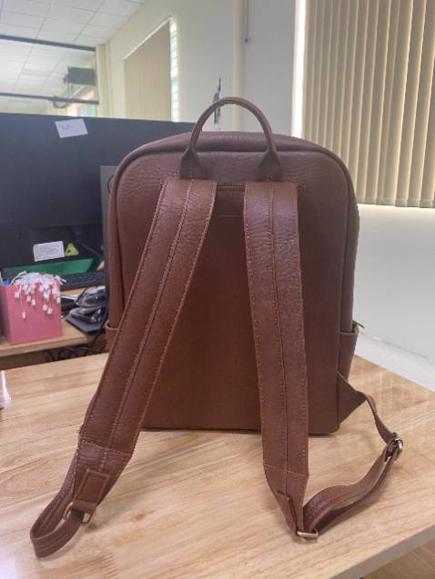 Balo quá đẹp luôn ạ .. bên trong rất rộng có cả ngăn giảm sốc cho laptop nữa .. chất da thì quá tốt chống nc vô tư ... Thank shop nhìu nha !!!!