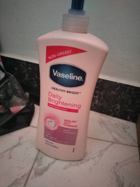 Thấm nhanh, tẩy da chết xong thỏa lên mướt nhưng mùi hơi hắc.