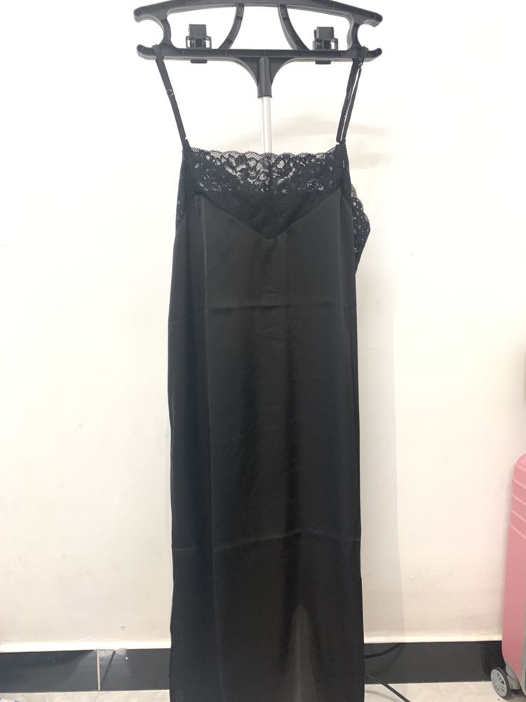 Mình lười đánh giá nhưng hay mua đồ shop này, Pijama và váy ngủ fai nói cực chất, mấy lần mua được giá Flash siêu hời luôn. Nay thấy shop ra mẫu mới chộp luôn 3 màu về cho 3 chị em mặc, ưng ý hết sức, form vừa vặn, vải mát, mịn, mặc ngủ thoải mái lắm