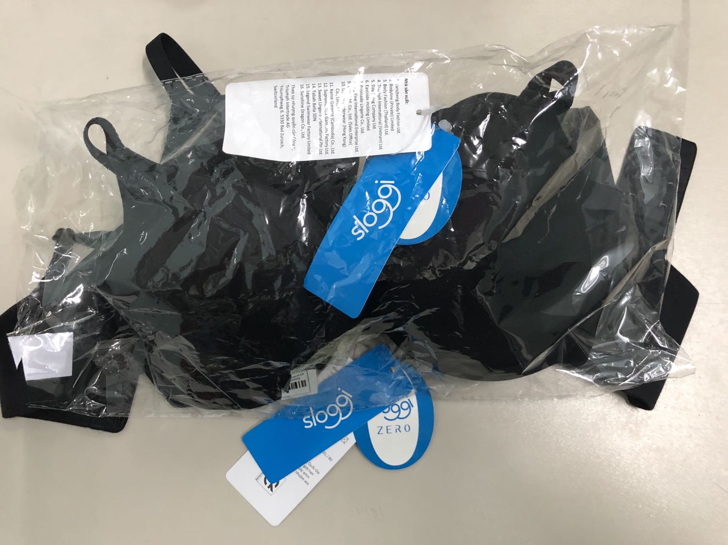 Sản phẩm chính hãng, nên không quan trọng là SX tại nước nào cũng có chất lượng tốt như nhau.  Mặc rất êm, cảm giác thỏai mái, mềm mại. Trước đây mình đã mua áo này ở nơi khác giá 650k, nay mua trên TIKI với giá rất rẻ, mua 2 cái, áp thêm mã giảm giá nên chỉ còn gần 500k. ???