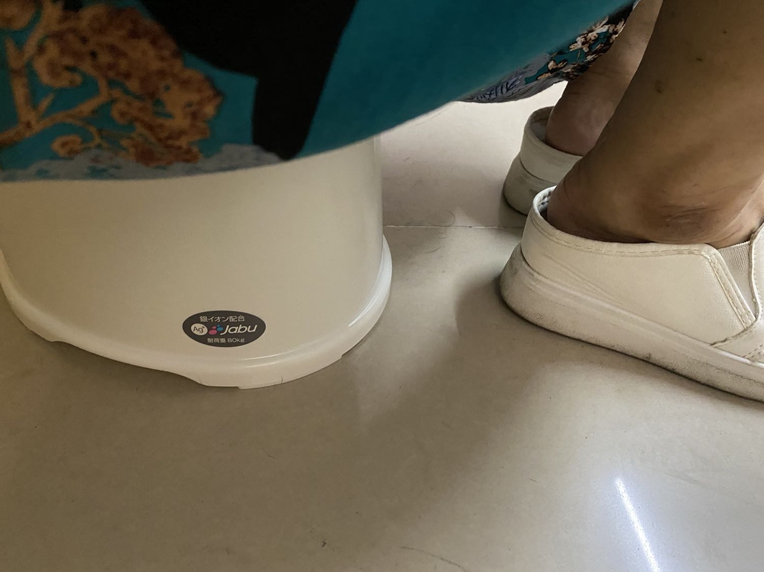 Đẹp chắc chắn, trơn tru không bị sắc cạnh. Nên mua dùng