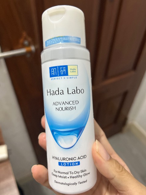 Hơi lâu khô trên da nhưng dưỡng ẩm khá tốt hợp dùng mùa đông