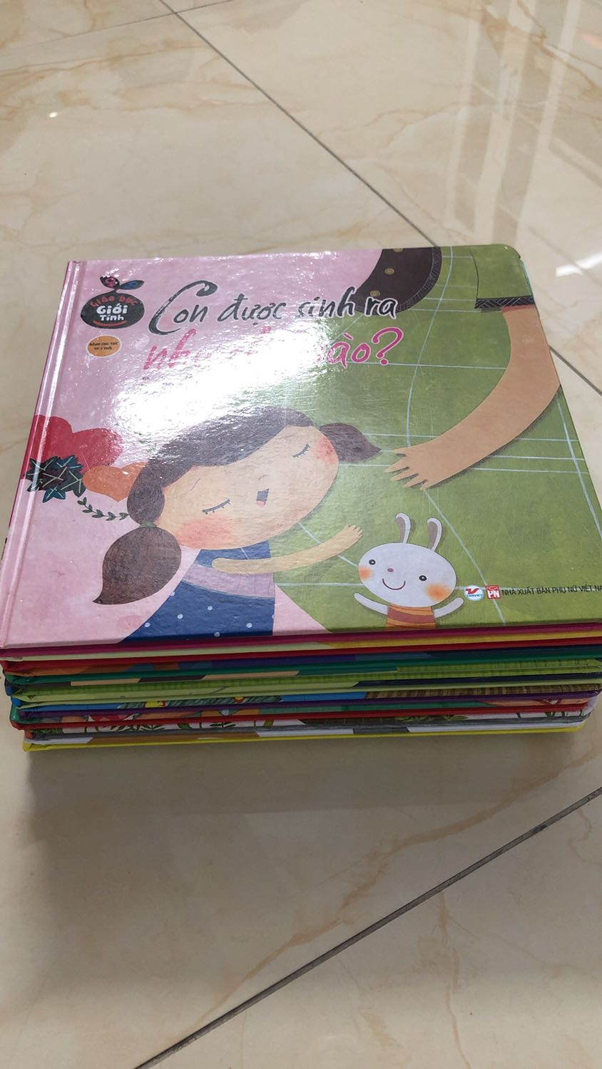 Sách hay. Chữ in sắc nét. Nhưng có 1 quyển dính màu 1 xíu thôi. Nói chung vẫn rất ưng ý