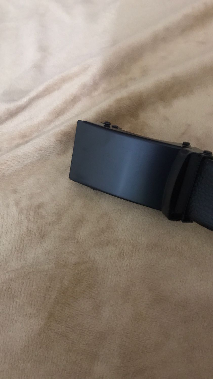 Thắt lưng mặt đẹp, trông đơn giản nhưng chất, đẹp khỏi chê. Dây da dài và mềm mại. Thiết kế khoá tinh tế dễ đeo. Đường may tỉ mỉ. Một sản phẩm giá rẻ nhưng chất khỏi chê luôn. Hàng tốt đáng mua. Ủng hộ shop.❤️❤️