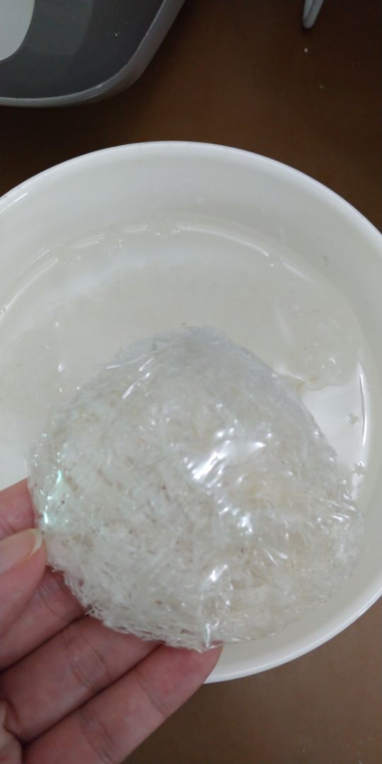 Yến sạch, nở nhiều, sợi dài, dai, ngon. Đúng yến nguyên chất, chưng lâu vẫn không bị tan và còn nguyên sợi. 1 tai mà nở cả tô, chưng đủ 4 người ăn.