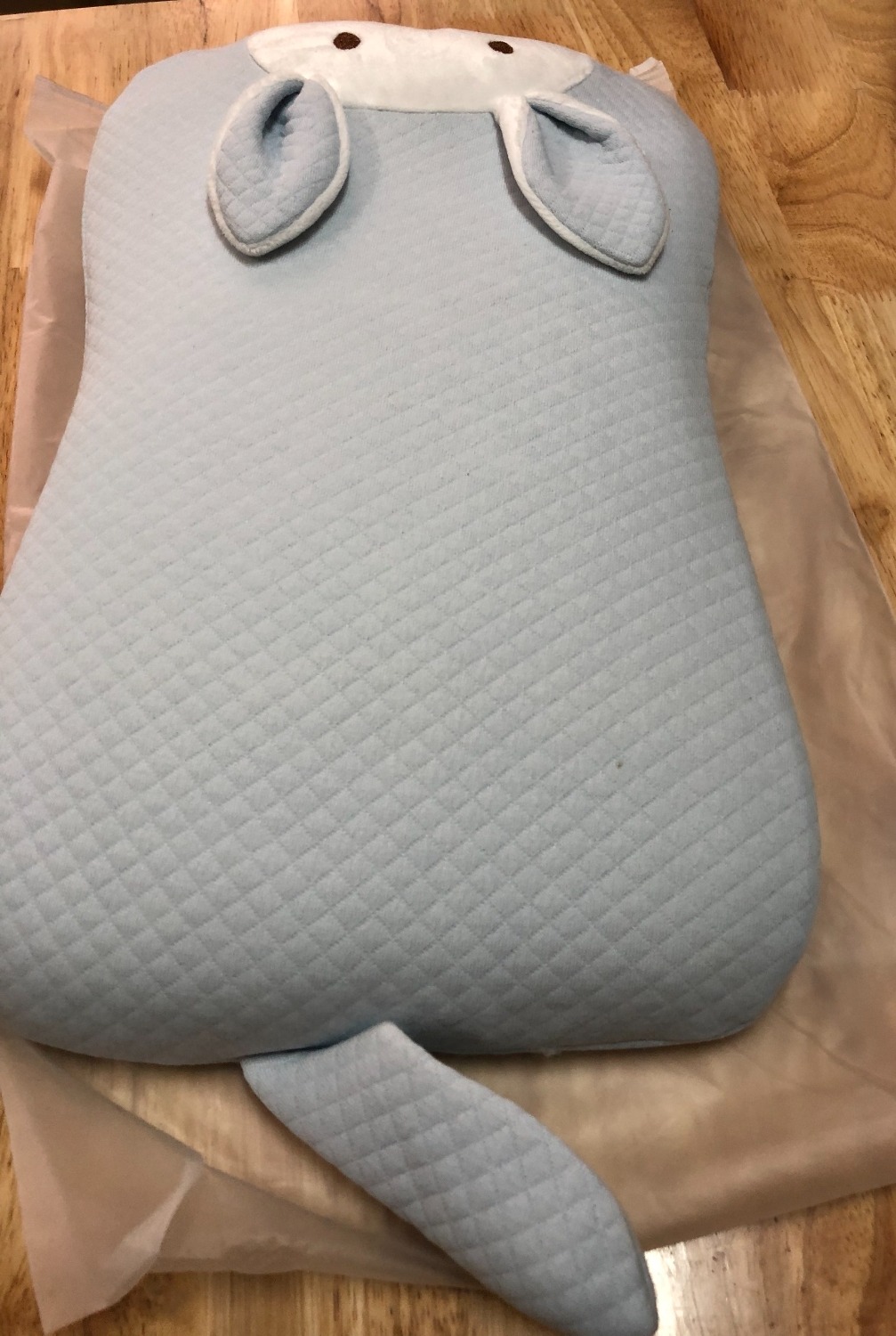 Gối dễ thương lắm, màu nhã nhặn, con rất thích luôn. Gối thoáng, mềm mại lắm. Con nằm cao vừa phải, ngủ ngon, sâu giấc