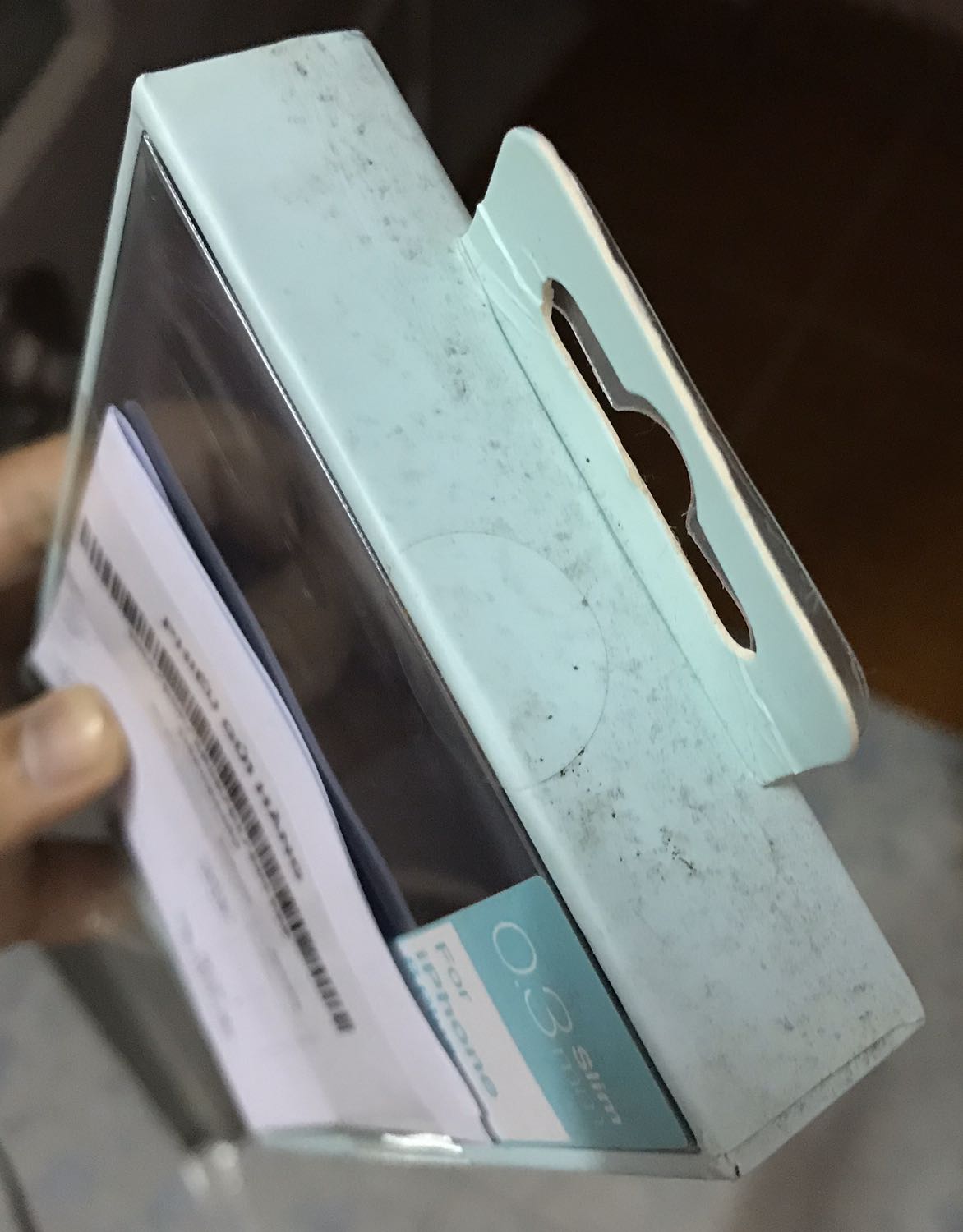 Không biết shop giao hàng cho Khách có nghĩ tới từ dịch vụ không. Vỏ hộp đã không còn nguyên seal mà còn có vết bẩn thấy rõ như vậy cũng không lau. Đặt màu đen lại đi giao màu xanh.
Ốp mỏng ôm sát máy