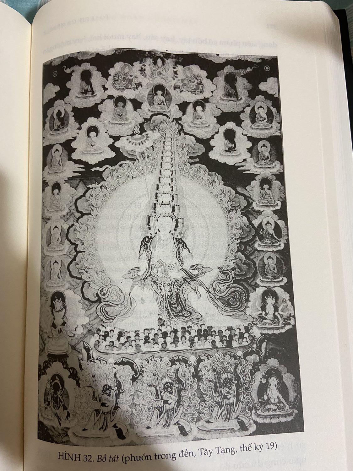 Ý NIỆM CẦN THANH THOÁT - ĐỪNG CHẤP MÊ BẤT NGỘ - TĨNH TÂM NHẬP ĐỊNH.

Sách sẽ kén chọn người đọc vì Hệ thống kiến thức và thông tin dàn trải khổng lồ thách đố tâm trí người đọc. (Hoặc người đọc cần có một chút vốn kiến thức nền tảng về văn hóa lịch sử tri kiến Lược sử thế giới - Lược sử loài người phương Đông phương Tây phương Bắc và phương Nam…) Người đọc phải cực kỳ điềm tĩnh, cẩn thận, nhẫn nại và trải nghiệm từng trang từng dòng sách… Người đọc cần chậm rãi tổng hợp, nhớ từng chút một những ẩn số đừng cố lao nhanh vào mê cung ngôn từ của NGƯỜI HÙNG MANG NGÀN KHUÔN MẶT sẽ càng gây rối rắm, nhiễu loạn thông tin, lầm lạc ý niệm và gây hoang tưởng tri thức mà mãi không thấy lối để thoát ra bế tắc…

Joseph Campbell tổng hợp những tri thức trải rộng và dài từ đông sang tây, đẩy người đọc từ thiên đường xuống địa ngục từ vinh nhục tới sự đục trong uẩn khúc trong những di tích thần thoại, những ghi chép lại mà ai cũng từng nhầm lẫn hoặc hiểu sai ý niệm và dấu hiệu… 

Người đọc rơi vào trạng thái bất ngờ, ngờ nghệch, lệch lạc vào những trang sách quá nhiều kiến thức… không hiểu bắt đầu từ đâu, đào sâu thế nào??? Vụt lên ngàn sao thiên hà thăm thẳm rồi phút chốc chìm đắm vào đại dương của những chương sách trải trải dàn dàn những bí mật lúc ẩn lúc hiện…

SÁCH HAY NHƯNG KHÔNG PHẢI AI CŨNG ĐỌC ĐƯỢC.