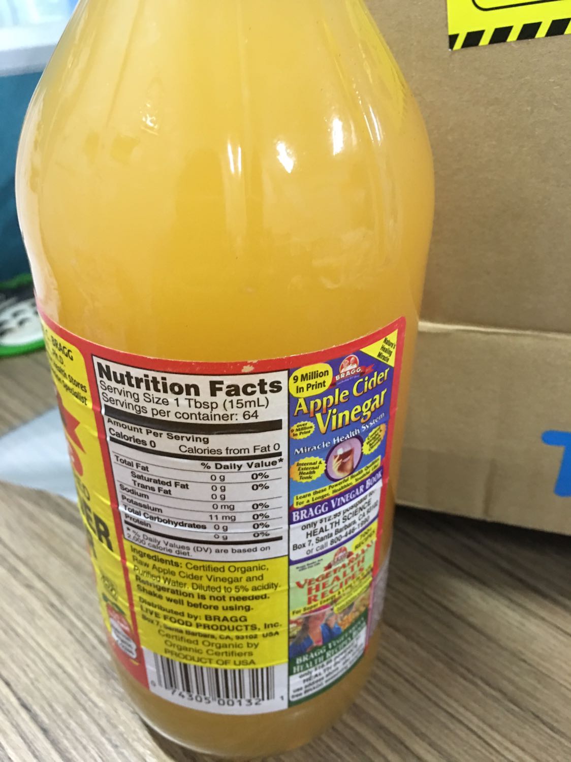 Bình thường tiki gói hàng tốt lắm nhưng lần này mình thất vọng nặng nề. Hàng chưa khui seal mà đã đổ tràn lan ra ướt nhãn, ướt niêm phong. Nguyên do là chai giấm bị để nằm ngang trong hộp và ko có cái gì chèn nên lọt thỏm ko cố định. Có thể bị tràn ra do lúc vận chuyển. Mong các bạn rút kinh nghiệm khi vận chuyển mặt hàng này nhé