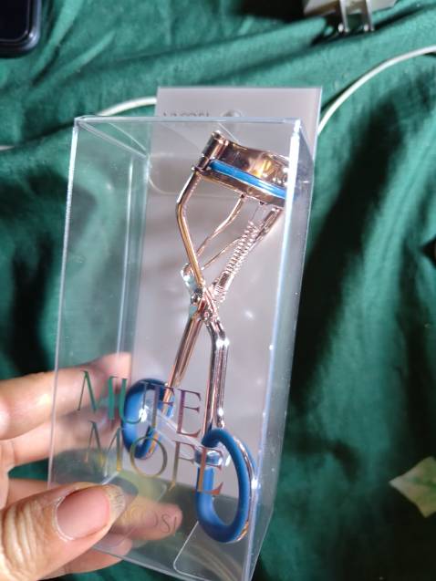 Bấm mi nhìn xịn nha, làm bằng kim loại rất cứng cáp, bấm mi ko bị chặt quá, lớp mút là silicol thì phải, khá dày. Xịn hơn loại 20 k của TQ nhiều, loại của TQ nó nhanh gỉ và lớp mút để lâu nó bị nhão