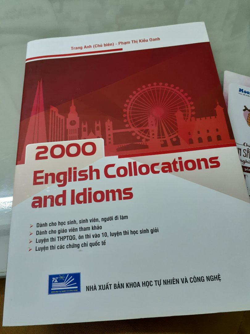 Bạn nào muốn tìm sách có cực nhiều idioms và colocations thì quyển này sẽ đáp ứng yêu cầu đó. Tuy nhiên xét về khoảng hỗ trợ ứng dụng những thứ đã học thì mình không đánh giá cao quyển này. Vì bài tập cũng tương đối ít, mà lượng idioms, collocations rất khủng nên mình nghĩ sẽ hơi khó khăn để có thể luyện áp dụng mấy cụm từ đã học. Bản thân mình mong muốn quyển này có thể đưa ra nhiều ví dụ hơn, hoặc ở mỗi cụm từ thì cho một ví dụ đơn giản để dễ hình dung cách sử dụng thì sẽ tăng tính hiệu quả cao hơn.