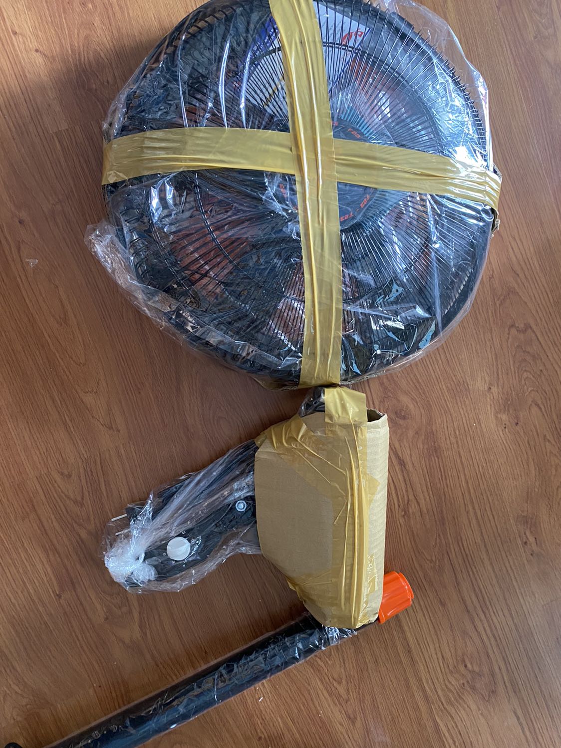 Sản phẩm đóng gói cẩn thận
Chân vài vết sầy nhưng k đáng kể
Sản phẩm mới chắc chắn. 

Đã nhận giấy bảo hành và giấy cảm ơn viết tay của shop.

Chi tiết như ảnh mình review