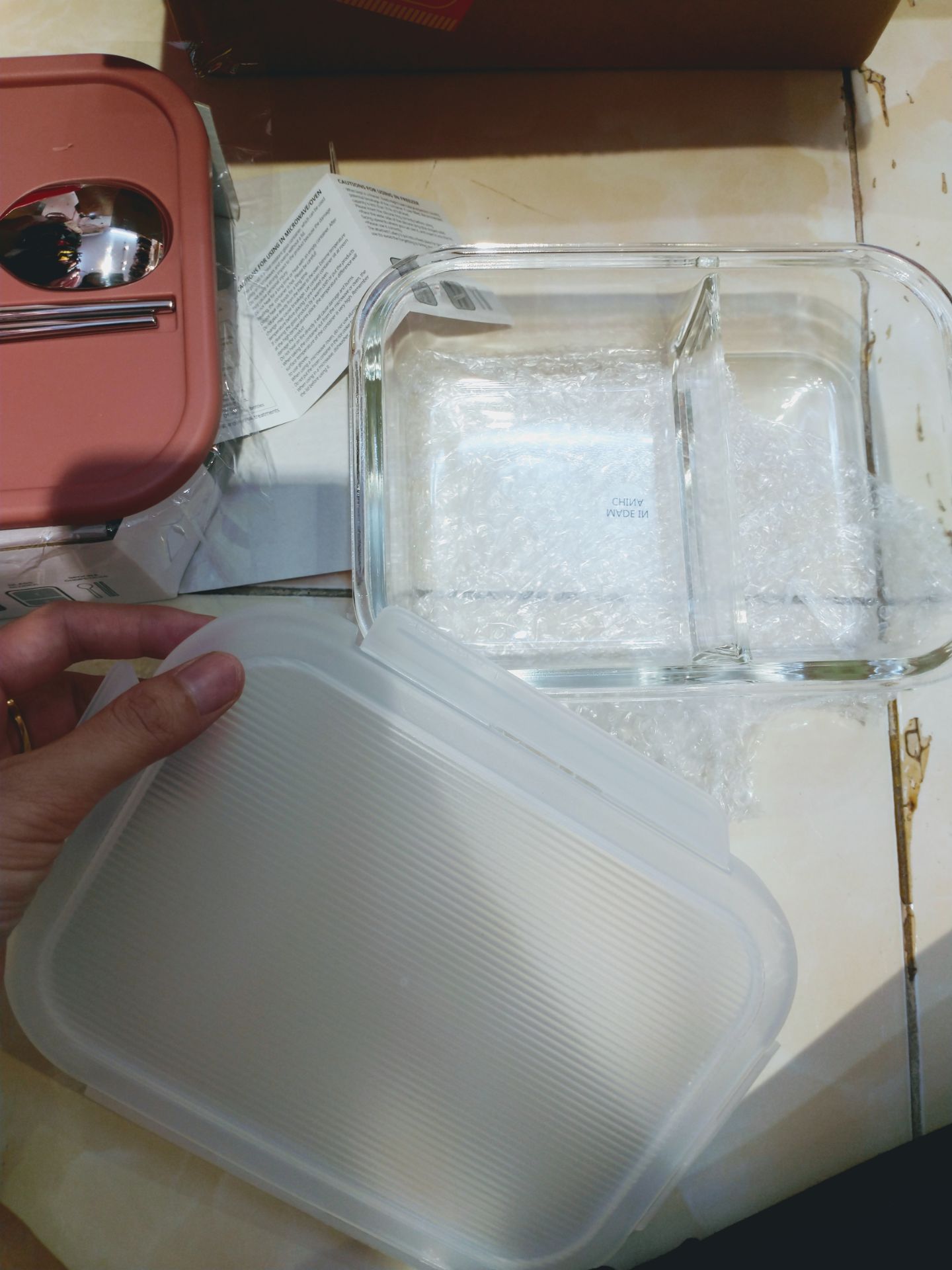 Woah đẹp thật sự, đẹp từ hộp đựng đến sản phẩm. Đũa thìa inox nhìn rất sang, thủy tinh dày nên hơi nặng. Hộp chắc chắn, mẫu mã đẹp, giá hợp lý. Bạn giao hàng thì luôn luôn thân thiện nha. Cảm ơn Tiki rất nhiều!.