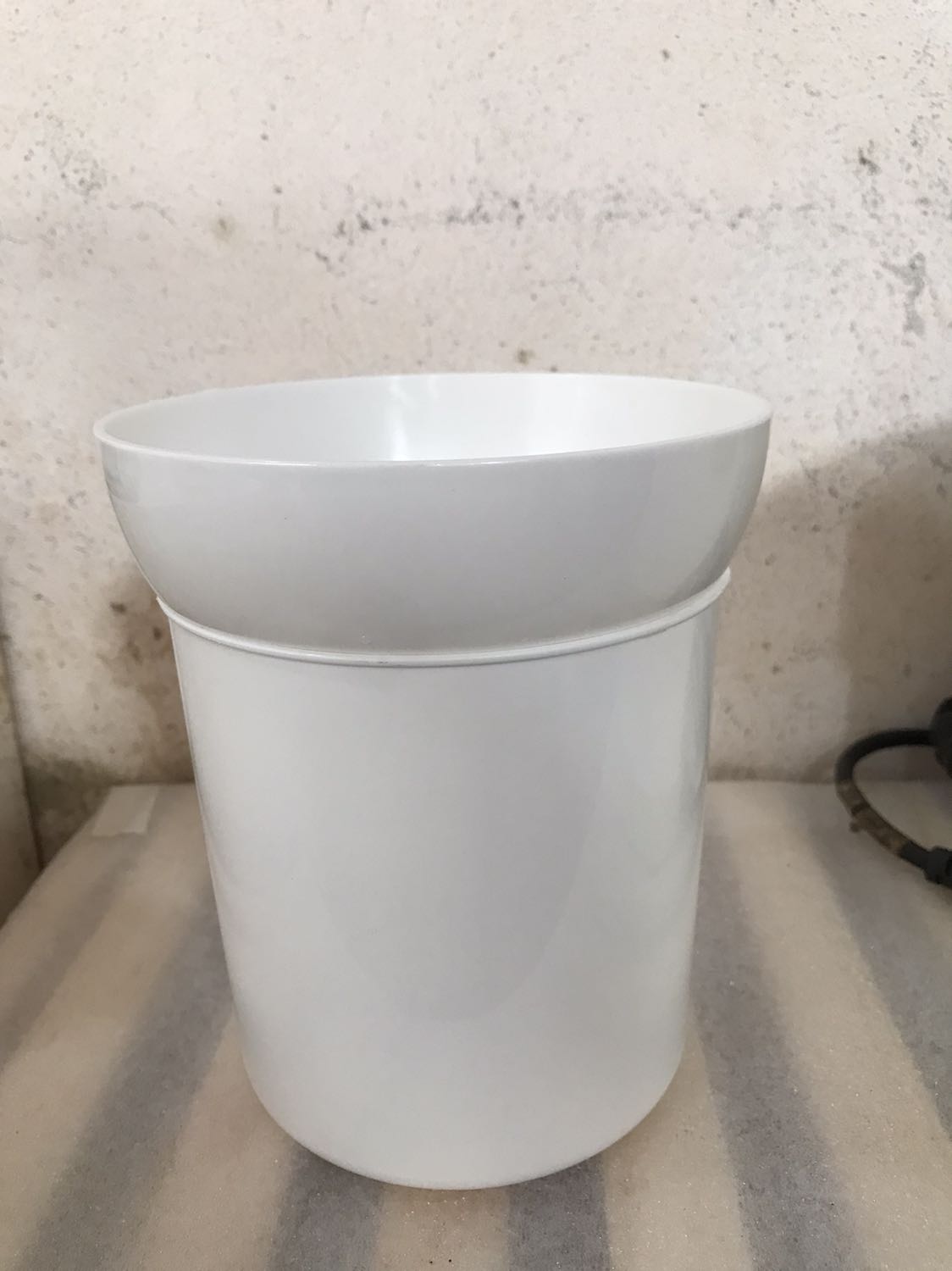 Giao hàng siêu nhanh.
Máy đẹp, nhỏ gọn.
Mình làm sữa chua theo công thức của bạn femi trên instagram: 1 lít sữa tươi trộn đều với 1 hộp sữa chua cái, ủ 8-10 tiếng.
Mục đích của mình là làm sữa chua Hy Lạp nên mình cho vào cốc lọc 8-10 tiếng nữa.
Thành phẩm rất ưng ý, sữa chua sệt sệt, không bị quá ướt, ăn với granola siêu hợp;'ai thích đặc hơn nữa thì lọc lâu hơn chút.
Cốc lọc mình mua trên ***, cốc lọc này vừa in với cốc làm sữa chua của máy nên ko phải mua thêm bình hứng nước whey.
Nước whey sau khi lọc có thể uống trực tiếp rất ngon, thay cho sữa chua uống. Giao hàng siêu nhanh.
Máy đẹp, nhỏ gọn.
Mình làm sữa chua theo công thức của bạn femi trên instagram: 1 lít sữa tươi trộn đều với 1 hộp sữa chua cái, ủ 8-10 tiếng.
Mục đích của mình là làm sữa chua Hy Lạp nên mình cho vào cốc lọc 8-10 tiếng nữa.
Thành phẩm rất ưng ý, sữa chua sệt sệt, không bị quá ướt, ăn với granola siêu hợp;'ai thích đặc hơn nữa thì lọc lâu hơn chút.
Cốc lọc mình mua trên ***, cốc lọc này vừa in với cốc làm sữa chua của máy nên ko phải mua thêm bình hứng nước whey.
Nước whey sau khi lọc có thể uống trực tiếp rất ngon, thay cho sữa chua uống.