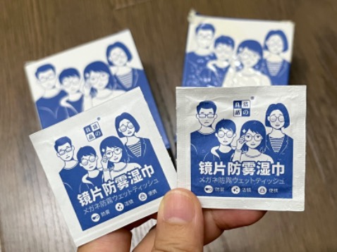 Tôi đặt 2 hộp thì hàng nhận được là 1 hộp nguyên vẹn, 1 hộp đã bị hỏng hoàn toàn (hộp và túi thấm nước phồng lên như hình, giấy trong túi nhỏ đã khô không sử dụng được nữa), rõ ràng là hàng cũ/ đã hỏng từ trước khi đóng gói vì hộp còn lại không sao nhưng vẫn cố tính đóng hàng gửi cho khách.