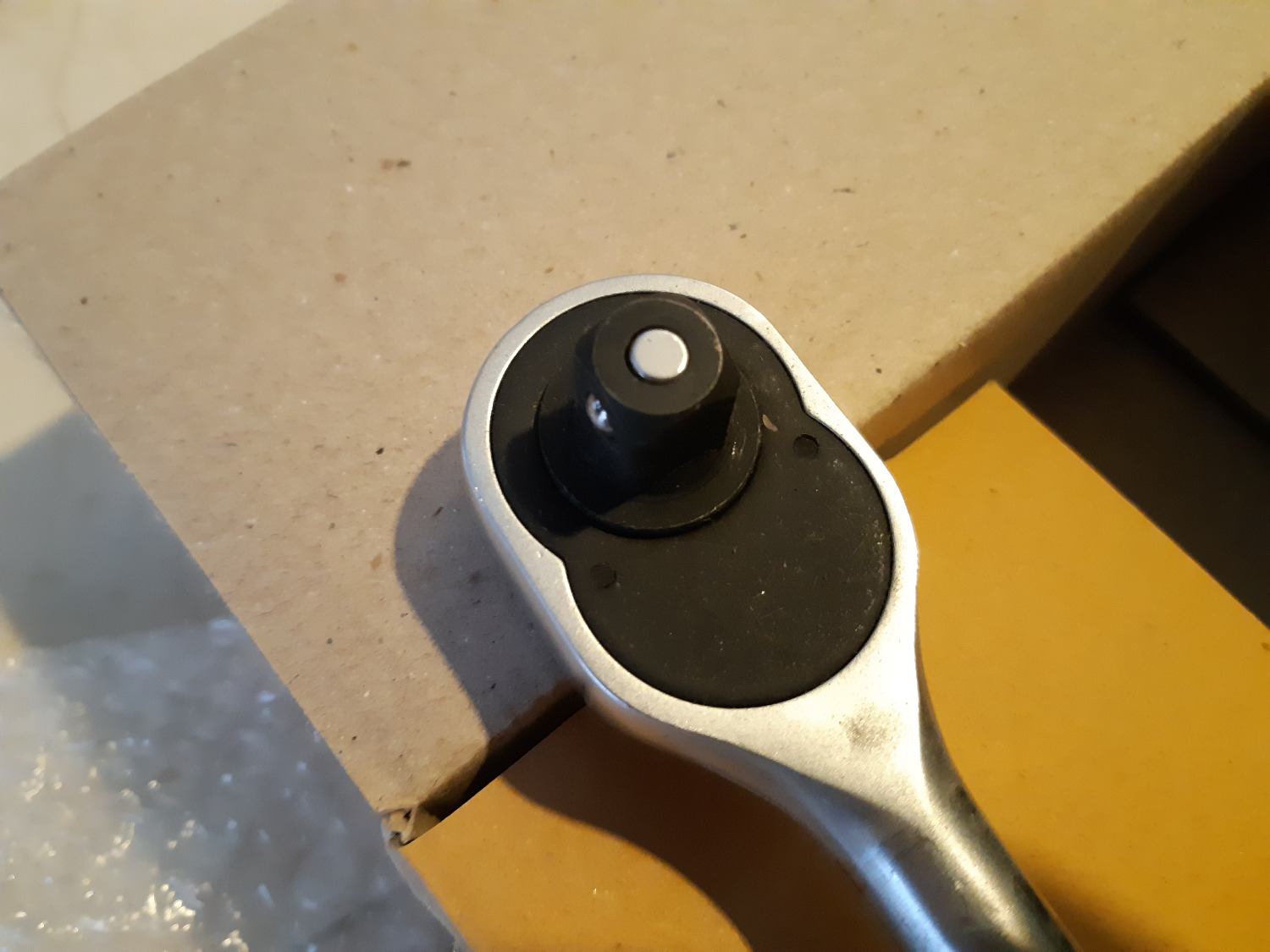 Sp chất lượng, phần cán thép sáng bóng, nặng tay (chưa đến mức tinh xảo - tất nhiên tương ứng mức giá và giá trị thương hiệu dụng cụ cầm tay), mình dùng vặn ốc dầu nhớt xe AirBlade rất ngọt, chắc chắn. Tiki hôm đó giao hàng trời mưa cũng đã cẩn thận bọc thêm nylon ngoài hộp. Tiki nên bán thêm nhiều sp dụng cụ cầm tay, cơ khí (Cần tuýp, cần xiết lực, ống điếu, đầu khẩu v.v...)