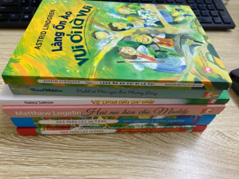 Mình được nhận quà tặng rất dễ thương, sách mới tinh