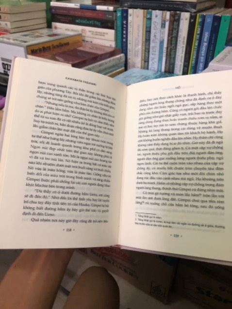 Đây là cuốn sách đầu tiên của nhà văn Kawabata mà mình đọc, tác giả có lẽ là quá nổi tiếng trong giới văn học rồi. Một cuốn sách nhẹ nhàng, nhưng không dễ đọc, câu chuyện không kịch tính bất ngờ mà kiểu thơ mộng, mơ hồ, mông lung, những đoạn hội thoại đẹp đẽ, thật sự không biết tả ra sao. Là một người yếu kém trong cảm nhận và phân tích văn thơ nên mình chưa thật sự hiểu được những điều mà tác giả muốn truyền tải, hoặc hiểu hết được những gì đã diễn ra. Tuy vậy mình vẫn thấy đây là một cuốn sách hay, có lẽ nên đọc lại một lần nữa để hiểu hơn. Sách thì về tay an toàn vì Tiki đóng gói okee và shiper giao hàng okee