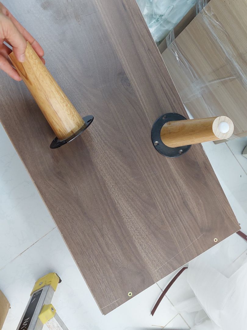 hàng chán ko bắt ốc vít sẵn, cửa kệ thì mở ra vào khít cứng ko mượt