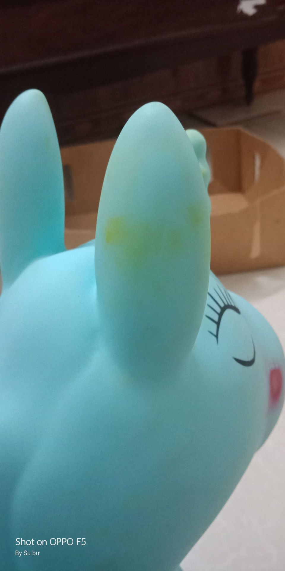 Sản phẩm bị nhơ nhiều chỗ, hàng cũ