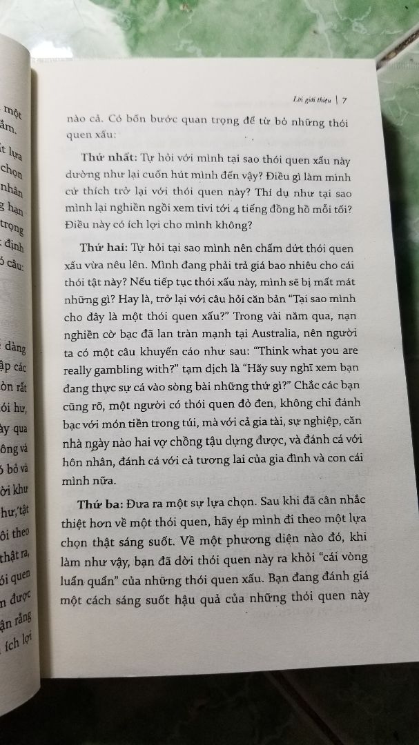 Đây là lần đầu mình mua sách của nhà cung ứng khác do Tiki hết hàng cuốn này. Phải nói là hoang mang không biết sách thật hay giả luôn. Bìa mặt sau thì khác với các bình luận khác (CUỐN SÁCH HAY NHẤT VỀ THAY ĐỔI HÀNH VI CON NGƯỜI VÀ TỔ CHỨC). Lại không có tem của Alphabook (hơi nghi ngại rồi). Chất giấy vừa mỏng vừa dởm như giấy báo ấy (không phải loại giấy mình thường thấy ở alphabook, thường là giấy nhẹ như cuốn Dốc hết trái tim). In thì lệch, hình in mờ căm như đi photo ấy. Trang cuối chứa thông tin in ấn thì vừa lệch vừa mờ, nhìn giả ko tả nổi. Không biết tiki có check sản phẩm của nhà cung ứng thứ 3 trước khi giao cho khách ko nữa. Chắc đổi hàng quá.