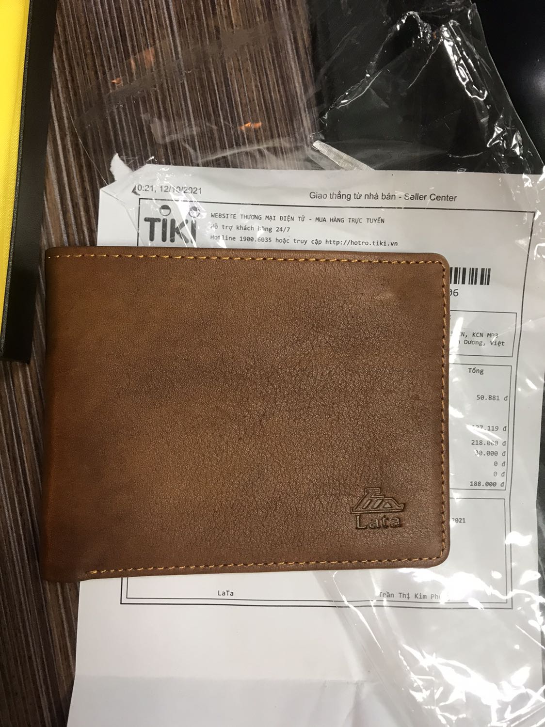 Shop cho mình hỏi: ví nam này màu bị lem phải ko ạ?