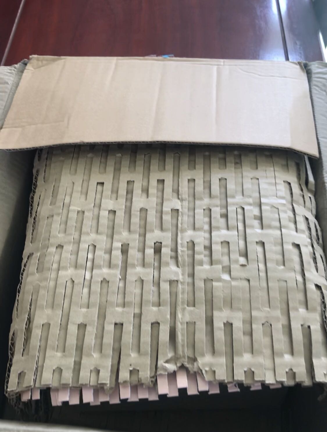 Đơn hàng camera của Tiki lại tiếp tục giao hàng trễ hạn. Vận chuyển gói hàng theo cách đóng gói của Tiki luôn luôn bị móp méo hộp. Sản phẩm nhỏ gọn, chắc chắn; điều khiển xoay đổi hướng nhanh; chất lượng hình ảnh tương đối tốt. Tuy nhiên, sản phẩm cần bổ sung tính năng đàm thoại 2 chiều, cảnh báo bằng âm thanh. Chế độ hình ảnh có màu ban đêm thì đèn flash bật sáng (như hình).