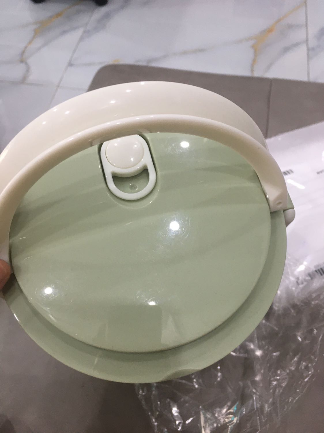 Cái hộp này to lắm, màu sắc đẹp có chốt tháo lắp dễ dàng