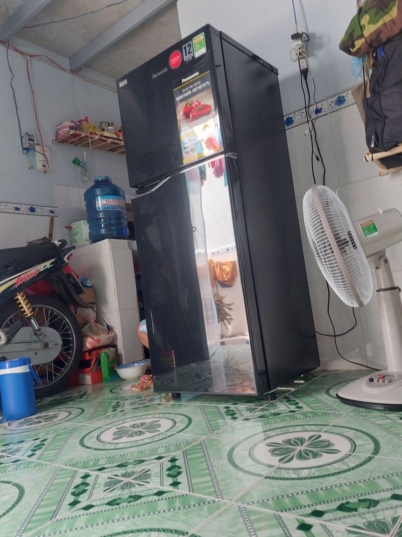 mình mua tủ mới. cái đầu bị lỗi thụng chân tủ. anh chị *** nhiệt tình. đổi cho mình cái mới.  mình sài 2 tuần thì ro tự nở ra. mình cảm thấy hãng banasonic. sản xuất chưa được kỹ.. tủ không thoát thơi ra ngoài. nên mình để vây sử dụng. máy chạy êm bình thường .